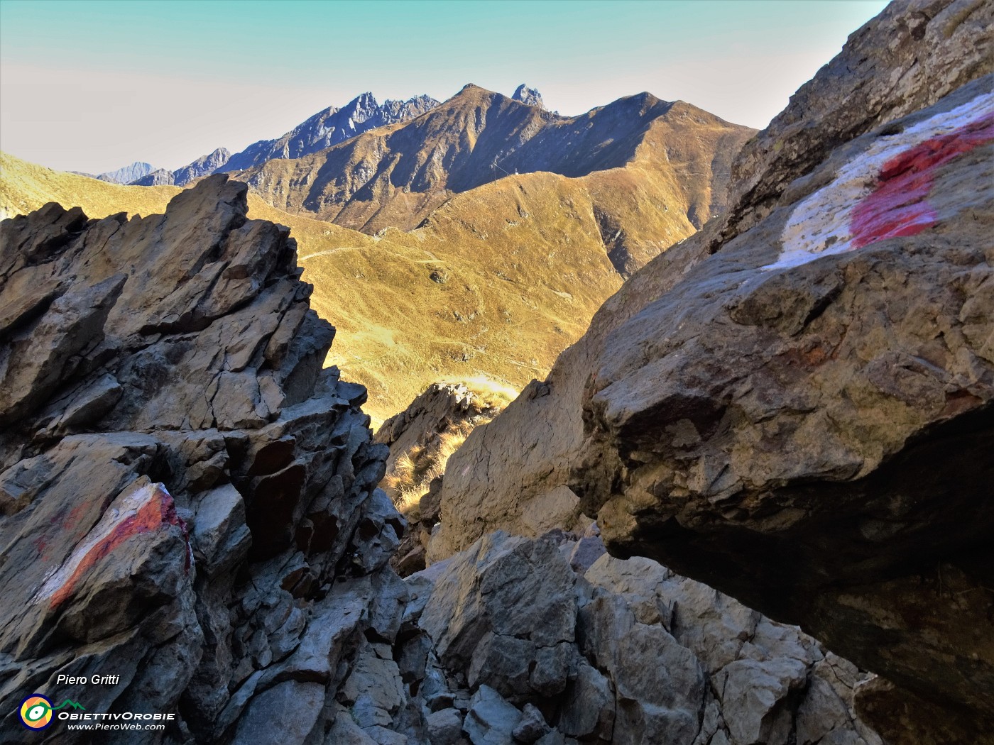 27 Dal ripido impegnativo canalino vista verso il Passo di Salmurano, il Monte di sopra e il Valletto.JPG